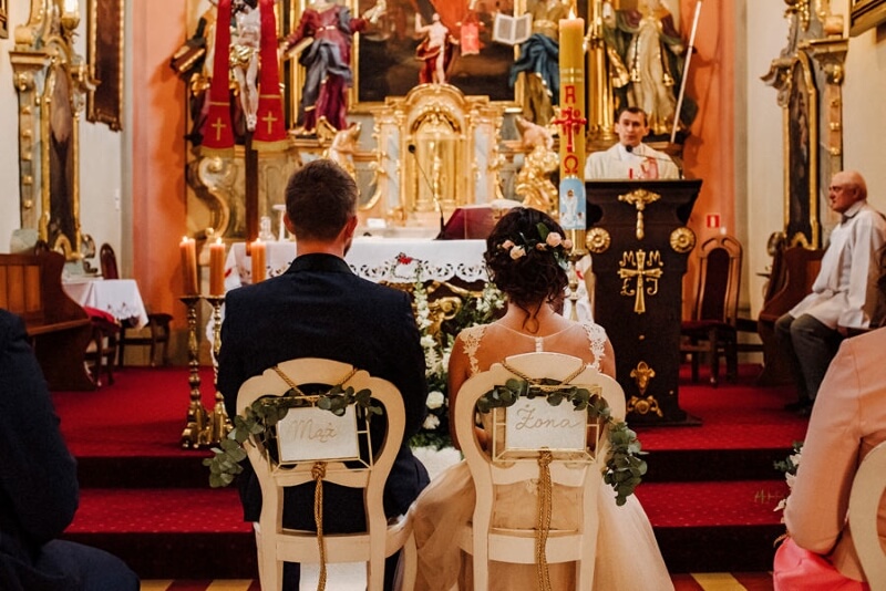 dekoracja krzeseł w kościele mąż i żona